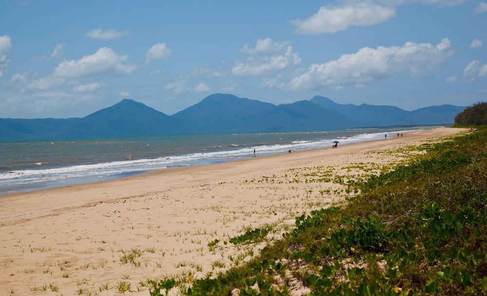 The York Beachfront Holiday Apartments Yorkeys Knob Екстериор снимка