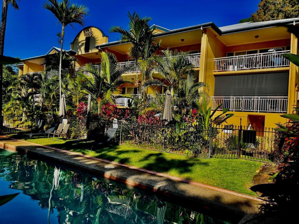The York Beachfront Holiday Apartments Yorkeys Knob Екстериор снимка