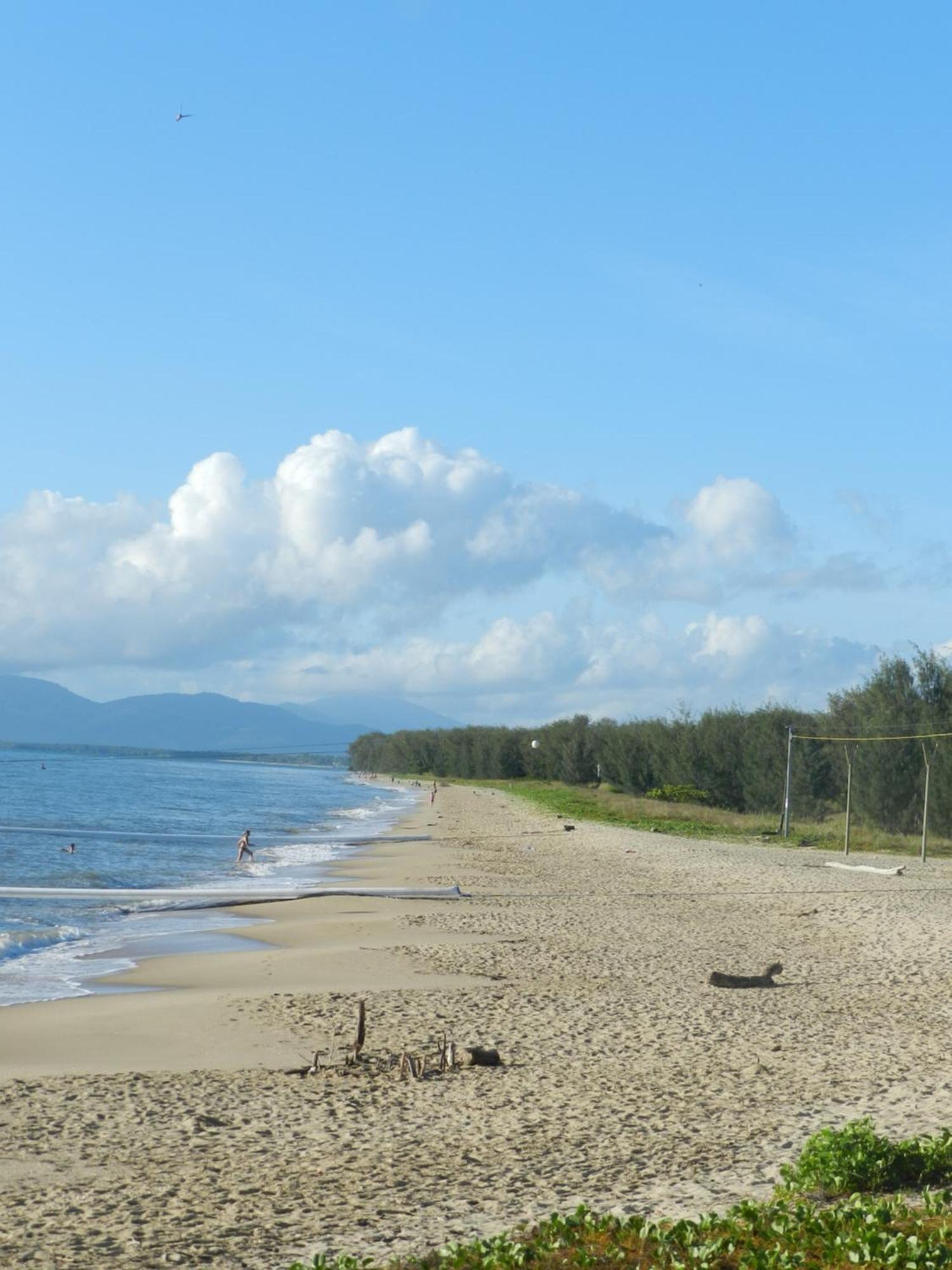 The York Beachfront Holiday Apartments Yorkeys Knob Екстериор снимка