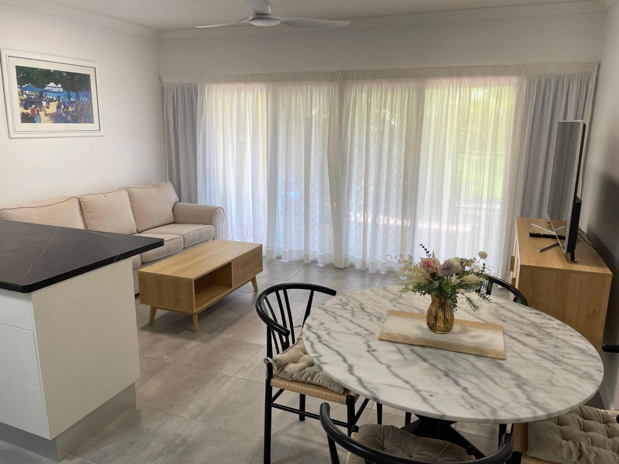 The York Beachfront Holiday Apartments Yorkeys Knob Екстериор снимка