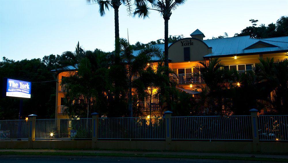 The York Beachfront Holiday Apartments Yorkeys Knob Екстериор снимка