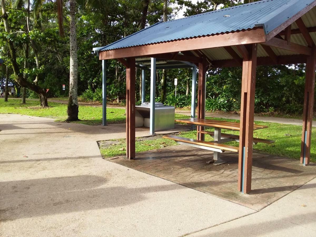 The York Beachfront Holiday Apartments Yorkeys Knob Екстериор снимка