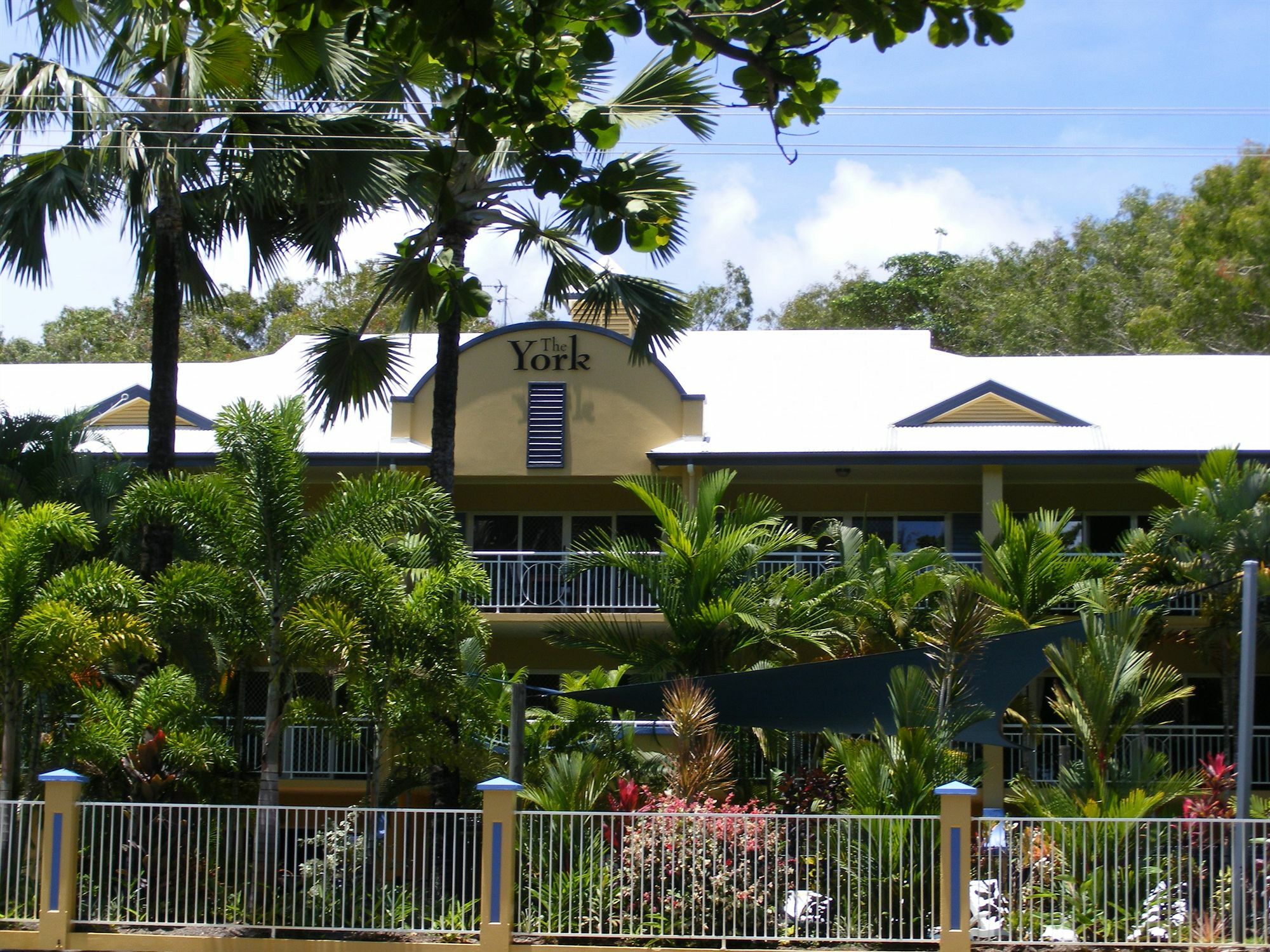 The York Beachfront Holiday Apartments Yorkeys Knob Екстериор снимка